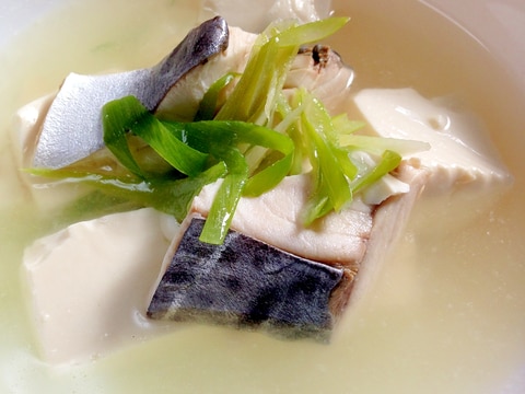 お腹にやさしく温まる◎ブリの湯豆腐